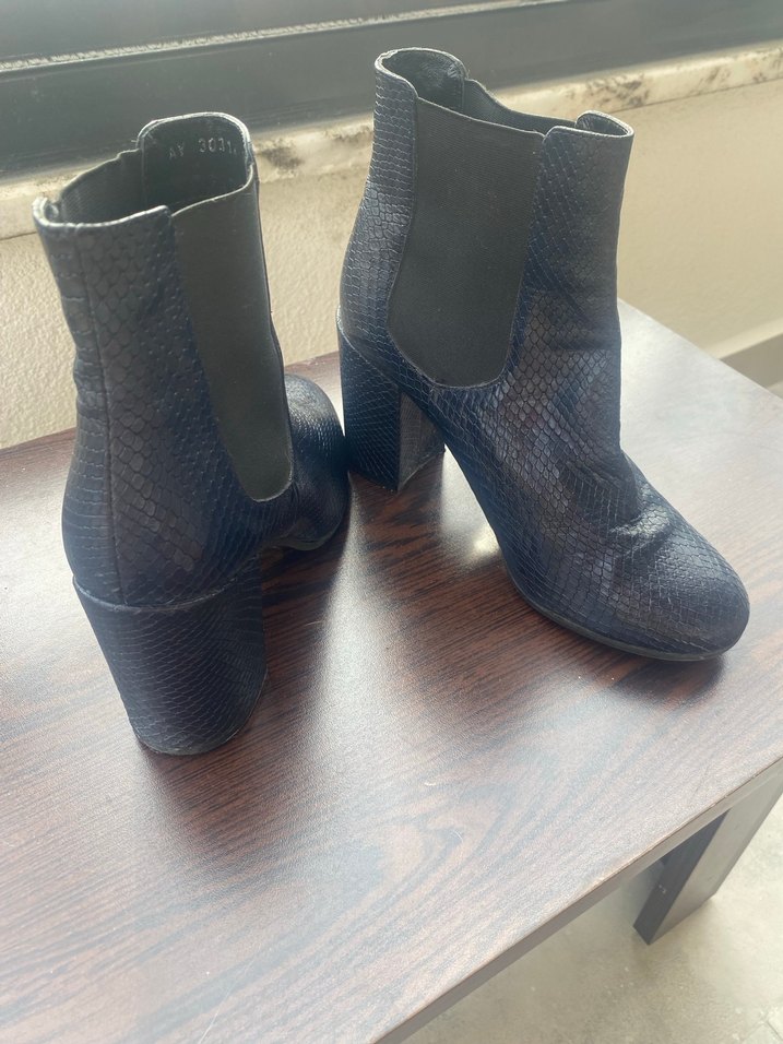 Elle Lacivert Yılan Derisi Desenli Topuklu Kadın Bot - Görsel 4