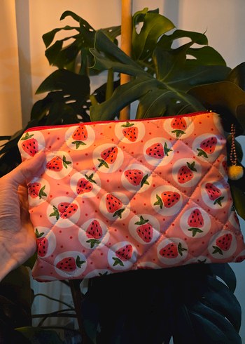 Renkli Çilek Desenli Kadın Makyaj Çantası - Görsel 2