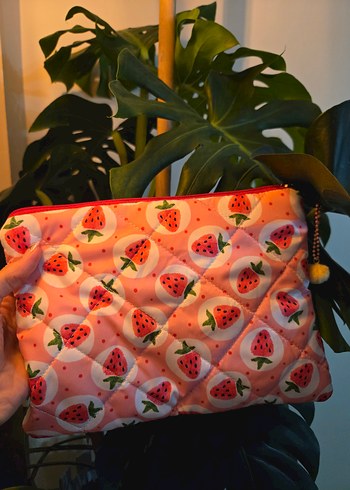Renkli Çilek Desenli Kadın Makyaj Çantası - Görsel 3
