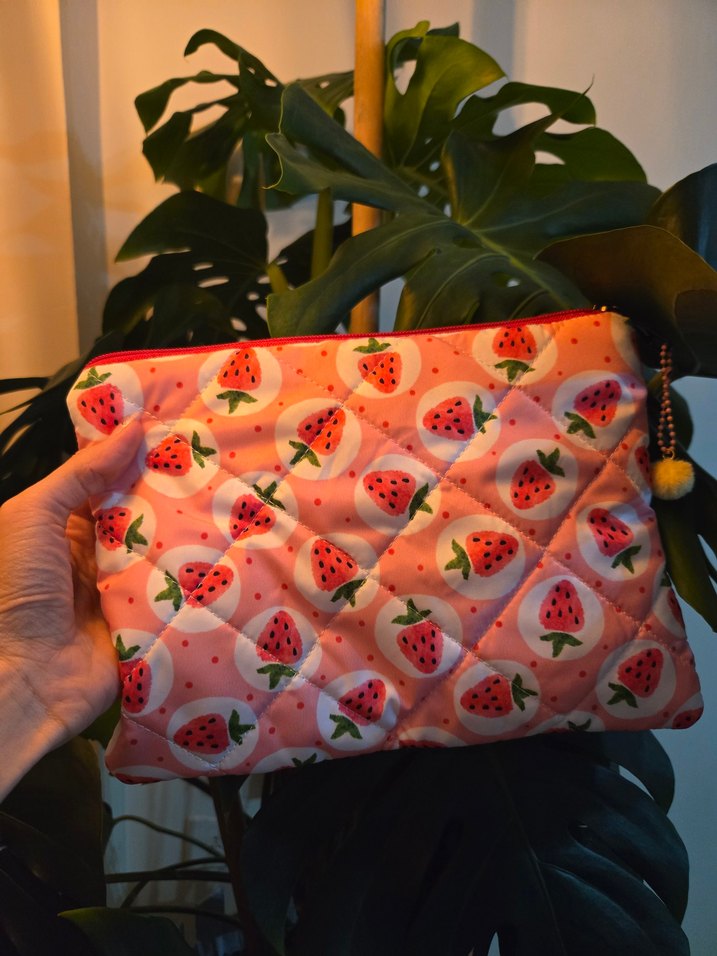 Renkli Çilek Desenli Kadın Makyaj Çantası - Görsel 2