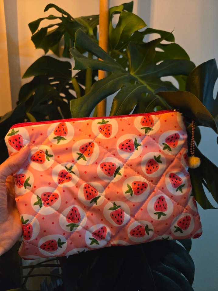 Renkli Çilek Desenli Kadın Makyaj Çantası - Görsel 3