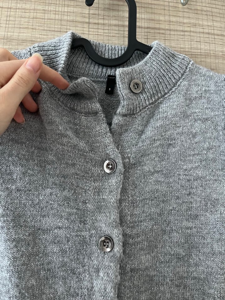 Düğmeli Gri Örgü Kadın Süveter - Görsel 2