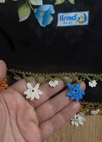 Çiçek Desenli Dantel Kenarlı Kadın Fuları - Görsel 2