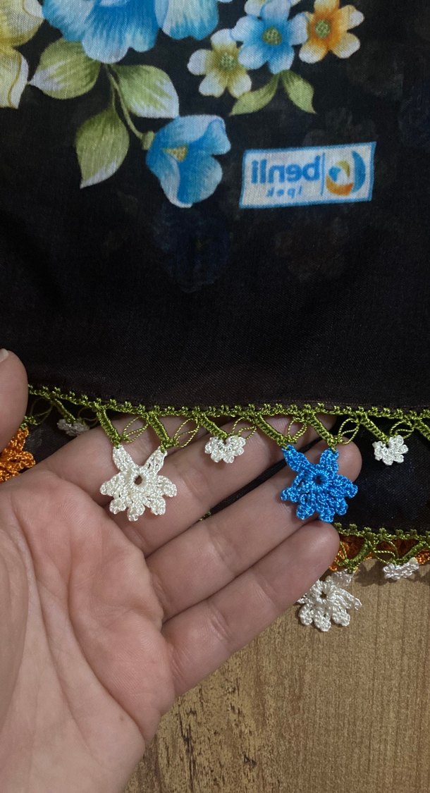 Çiçek Desenli Dantel Kenarlı Kadın Fuları - Görsel 2