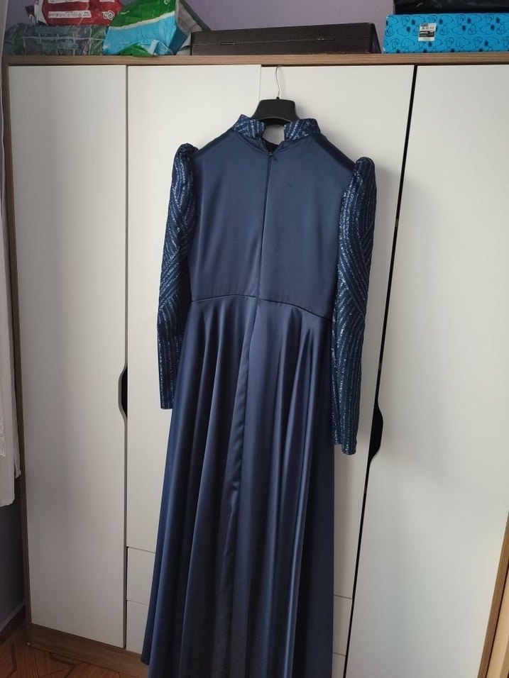 Uzun Kollu Lacivert Parlak Abiye Elbise - Görsel 3