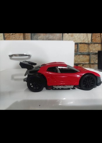 Kırmızı Oyuncak Araba - Görsel 2