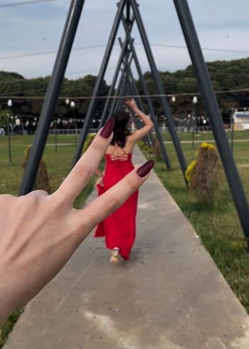 Kırmızı Uzun Askılı Drapeli Elbise - Görsel 3