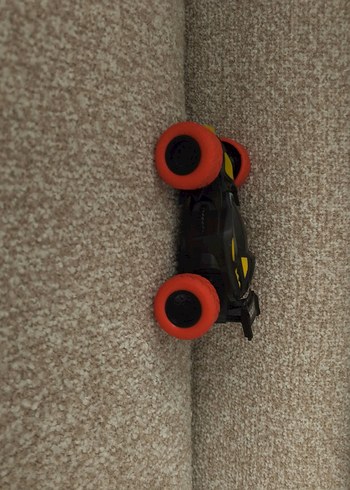 Kırmızı Tekerlekli Oyuncak Araba - Görsel 2