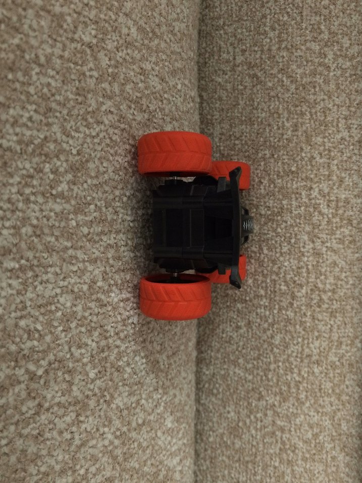 Kırmızı Tekerlekli Oyuncak Araba - Görsel 4