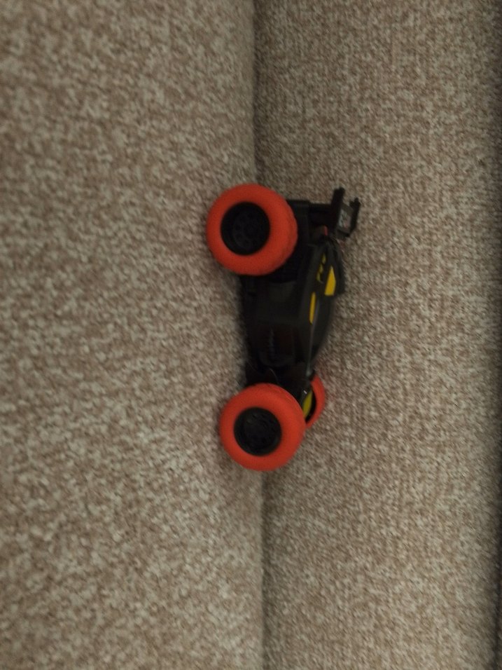 Kırmızı Tekerlekli Oyuncak Araba - Görsel 3