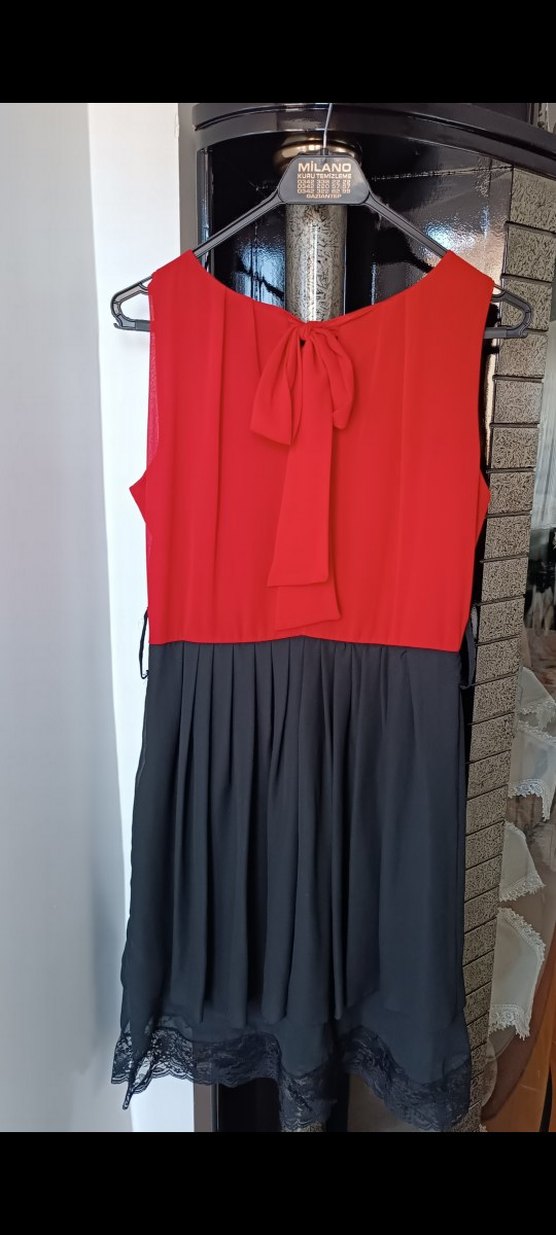 Kolsuz V Yaka Elbise - Görsel 3