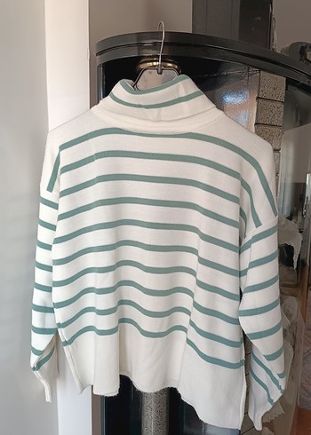 Beyaz Çizgili Boğazlı Kadın Triko - Görsel 2