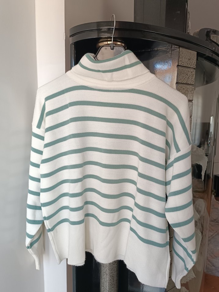 Beyaz Çizgili Boğazlı Kadın Triko - Görsel 2