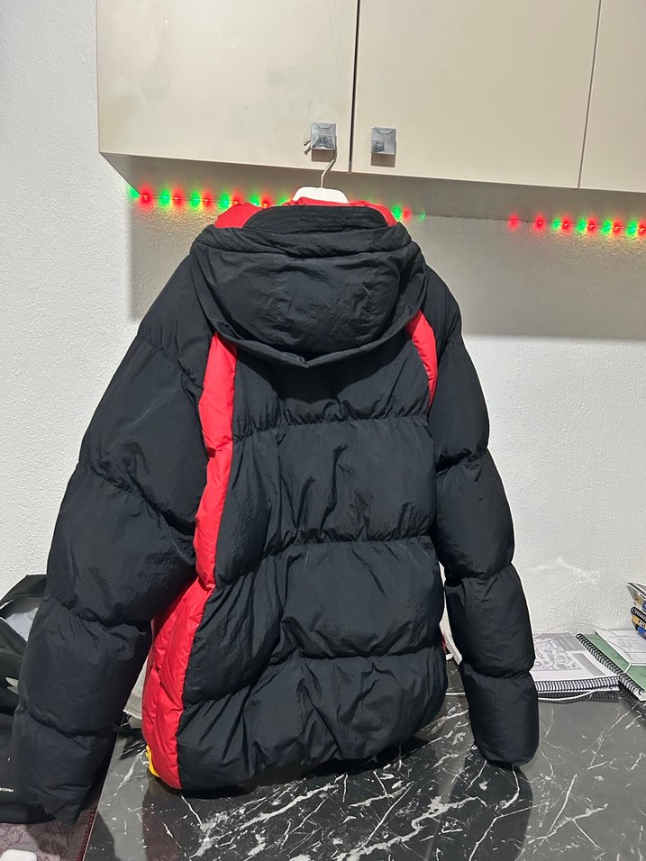 jordan Siyah Kırmızı Kapüşonlu Erkek Mont - Görsel 3