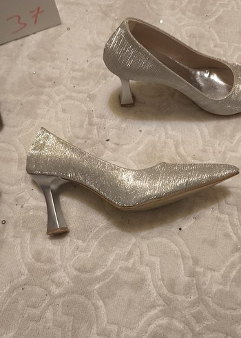 Gri Parlak Pilili Stiletto Kadın Abiye Ayakkabı - Görsel 3