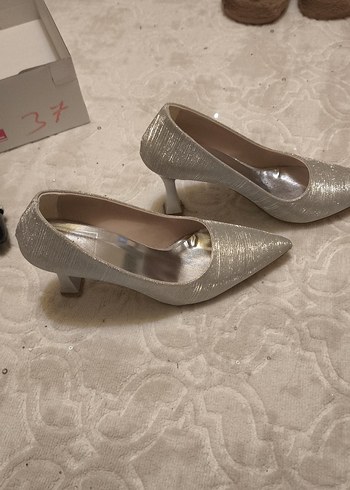 Gri Parlak Pilili Stiletto Kadın Abiye Ayakkabı - Görsel 2