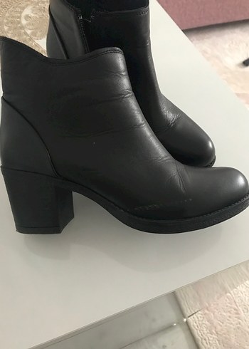 Siyah Deri Kadın Dolgu Topuklu Bot - Görsel 2