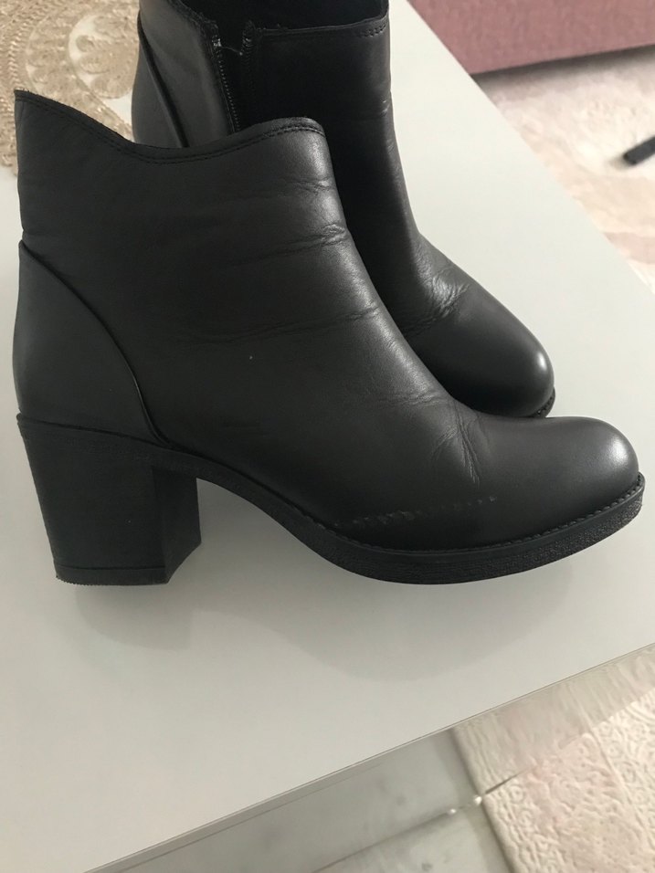 Siyah Deri Kadın Dolgu Topuklu Bot - Görsel 2