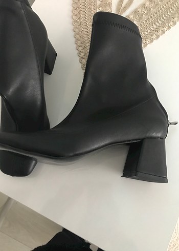 Parizyen Tarzı Siyah Topuklu Kadın Bot - Görsel 2