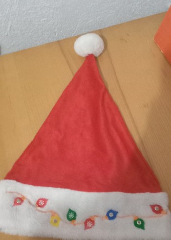 Renkli Işık Desenli Kırmızı Noel Şapkası