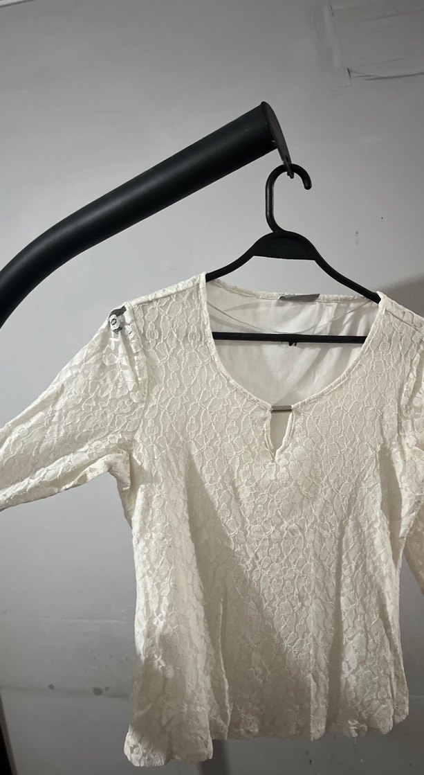 Dantel İşlemeli Beyaz V Yaka Kadın Bluz - Görsel 2