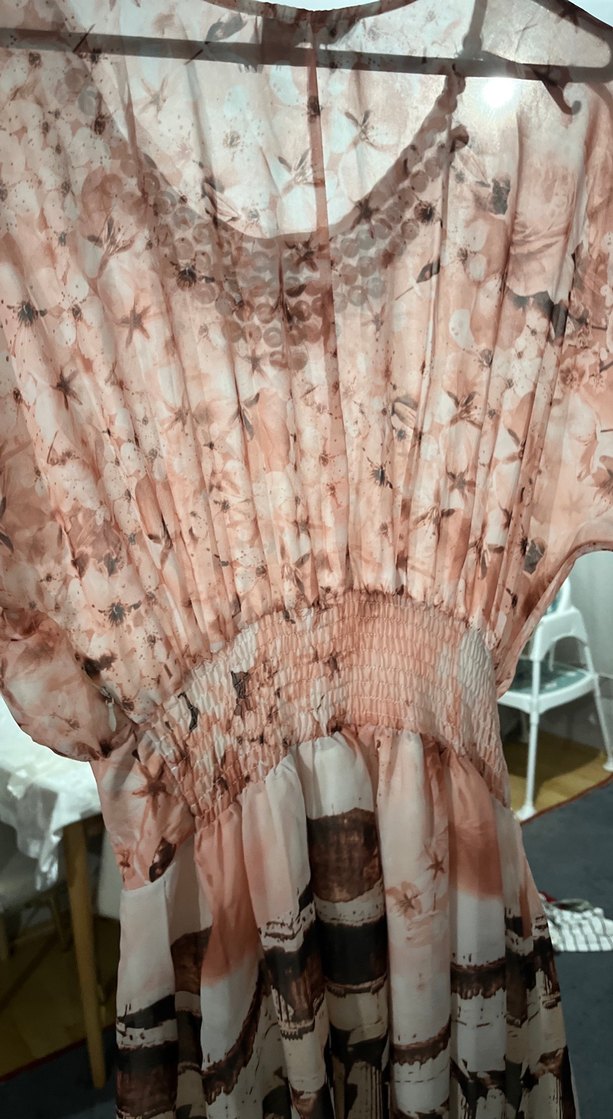 Pembe V Yaka Bağlama Desenli Uzun Elbise - Görsel 4