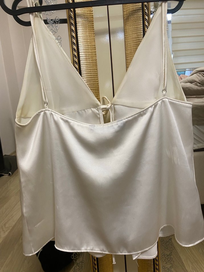 Beyaz V Yaka Saten Askılı Bluz - Görsel 2