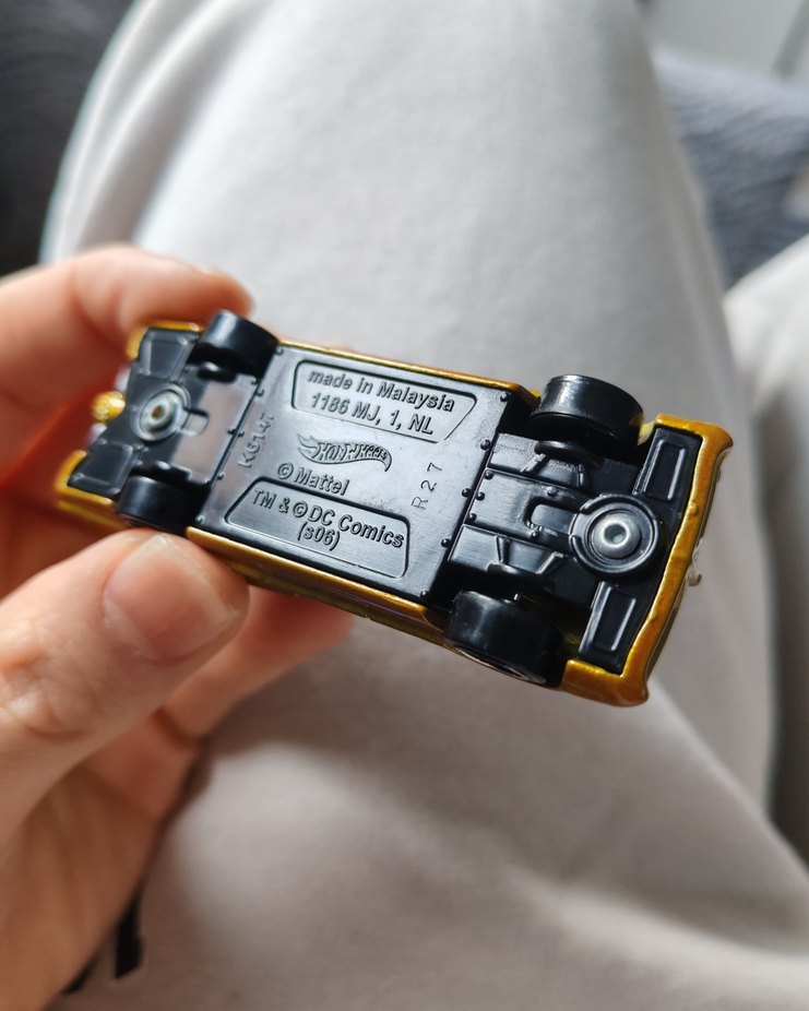 Parlak Sarı Oyuncak Araba - Görsel 4