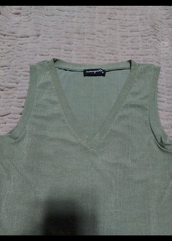 yeşil V Yakalı Kolsuz Kadın Atlet - Görsel 2