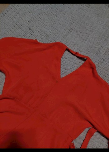 turuncu midi yırtmaçlı omuz dekolteli kemerli elbise - Görsel 2