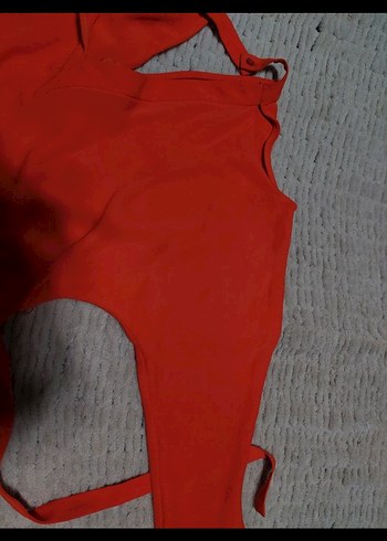 turuncu midi yırtmaçlı omuz dekolteli kemerli elbise - Görsel 3