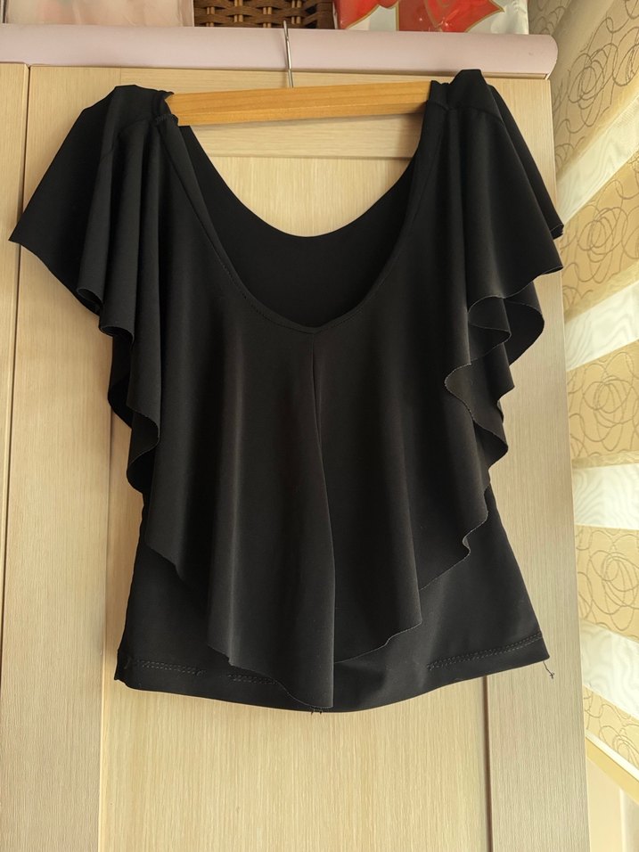 Siyah V Yakalı Fırfırlı Kısa Kollu Bluz - Görsel 2