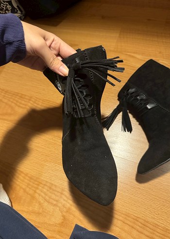 Siyah Süet Püsküllü Blok Topuklu Kadın Bot - Görsel 2