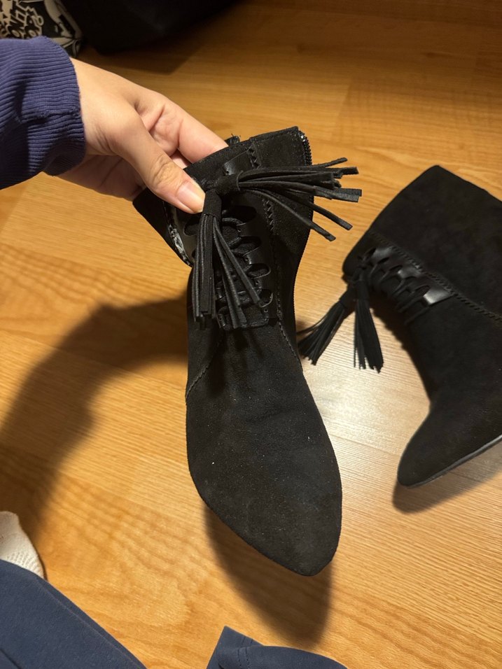 Siyah Süet Püsküllü Blok Topuklu Kadın Bot - Görsel 2