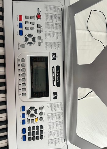 Beyaz ve Gri Elektronik Klavye - Görsel 2