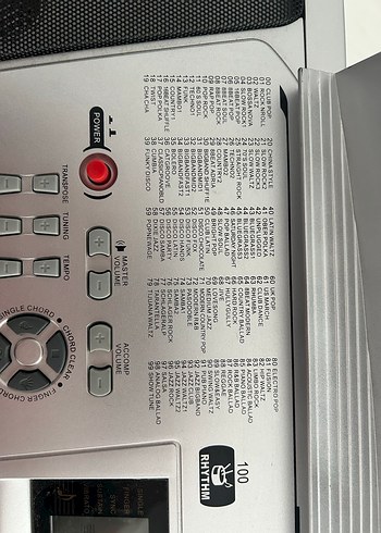 Beyaz ve Gri Elektronik Klavye - Görsel 3