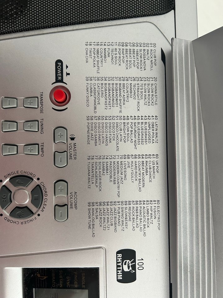 Beyaz ve Gri Elektronik Klavye - Görsel 3