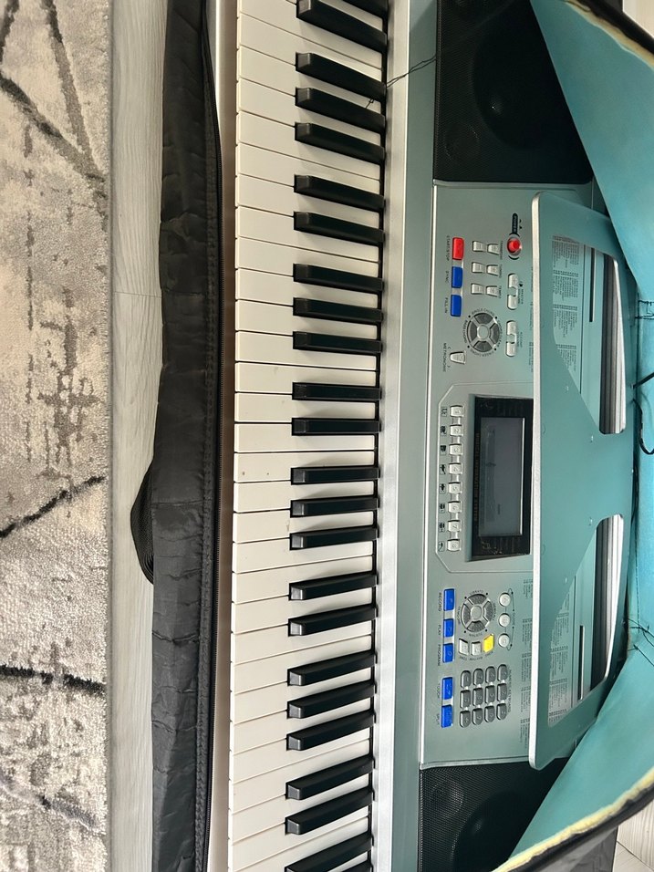 Beyaz ve Gri Elektronik Klavye - Görsel 4