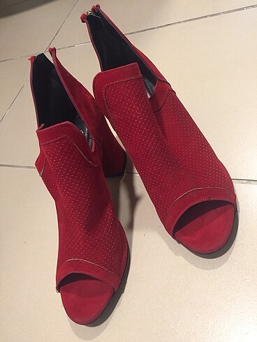 Kırmızı topuklu ayakkabı