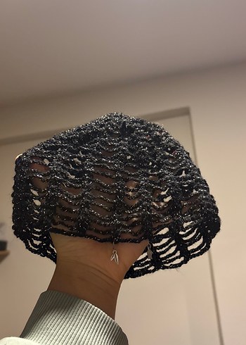 Boncuk Detaylı Parlak el örgüsü şapka - Görsel 3