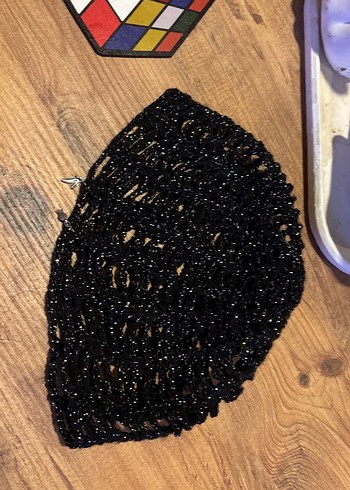 Boncuk Detaylı Parlak el örgüsü şapka - Görsel 2