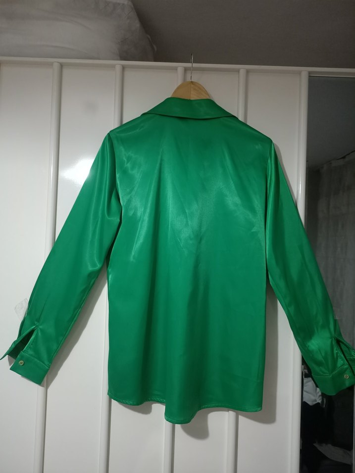  Şık ve Dökümlü Saten Yeşil Gömlek  - Görsel 4