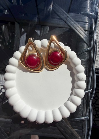 Kırmızı Boncuk Detaylı Mini Küpeler - Görsel 3