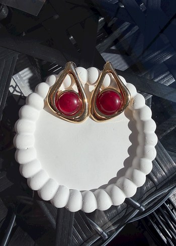 Kırmızı Boncuk Detaylı Mini Küpeler - Görsel 2