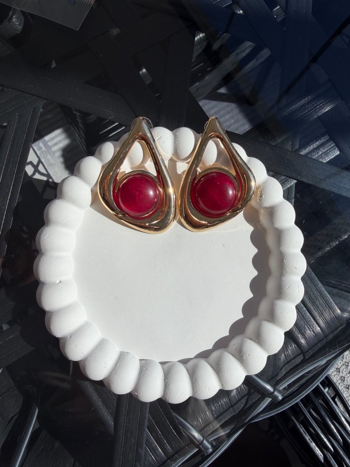 Kırmızı Boncuk Detaylı Mini Küpeler - Görsel 2