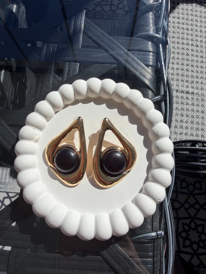 Kısa Siyah Tokalı Kadın Küpeler - Görsel 2