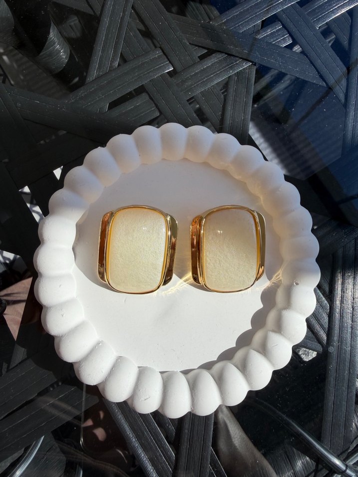 Parıltılı Altın Mini Küpeler - Görsel 2