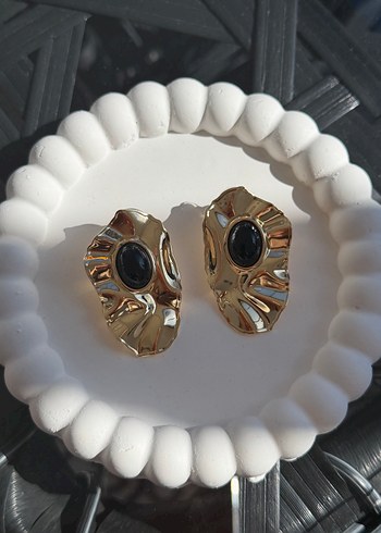 Kısa Altın Renkli Fırfırlı Mini Küpeler - Görsel 2