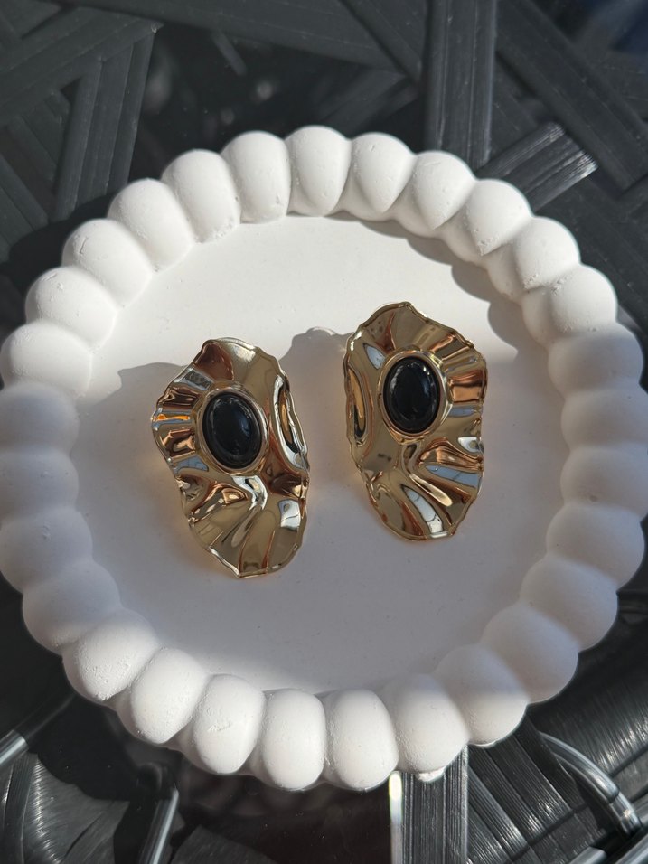 Kısa Altın Renkli Fırfırlı Mini Küpeler - Görsel 2