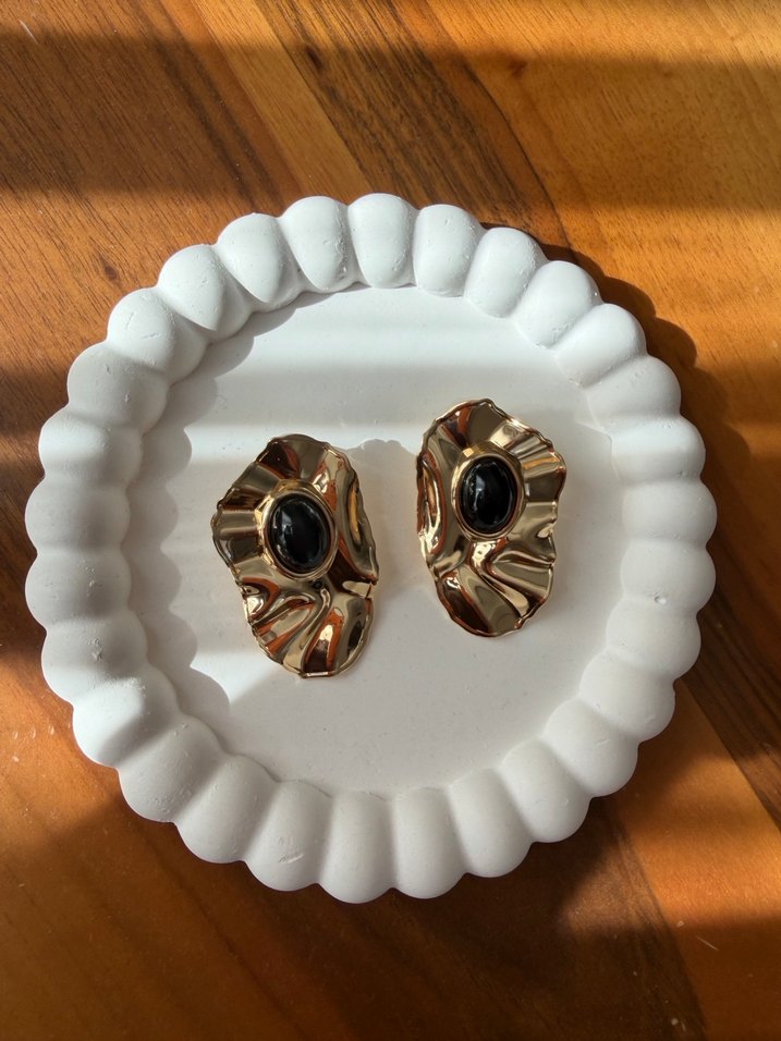 Kısa Altın Renkli Fırfırlı Mini Küpeler - Görsel 3